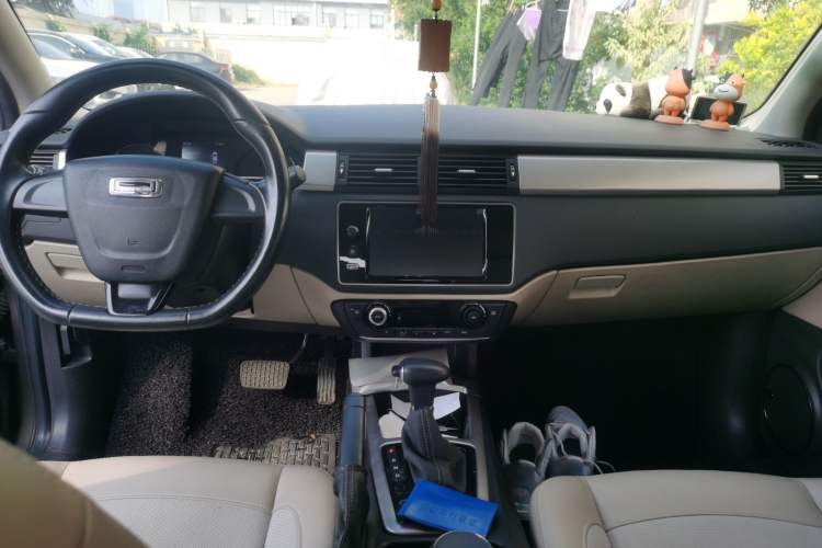 Used Qoros 3 2014 Sedan 1.6L Automatic Zhiyue Model Center Console