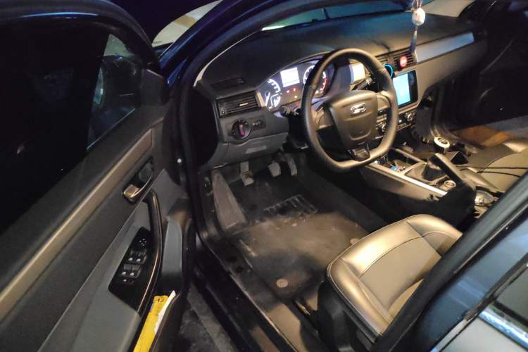 Used Qoros 3 2014 Sedan 1.6L Manual Zhiyue Model Driver Seat