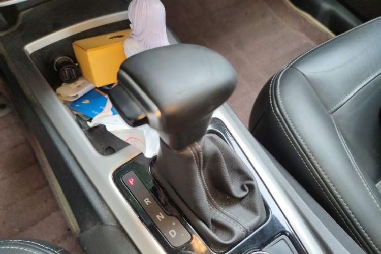 Used Qoros 3 2014 Sedan 1.6L Automatic Zhiyue Enhanced Model Gear Lever