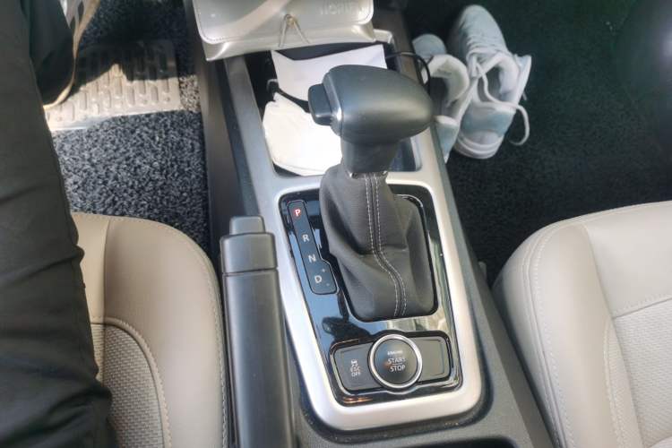 Used Qoros 3 2014 Sedan 1.6L Automatic Zhiyue Model Gear Lever