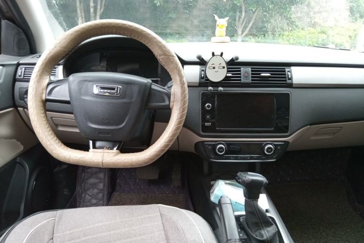 Used Qoros 3 2014 Sedan 1.6L Automatic Zhiyue Model Center Console