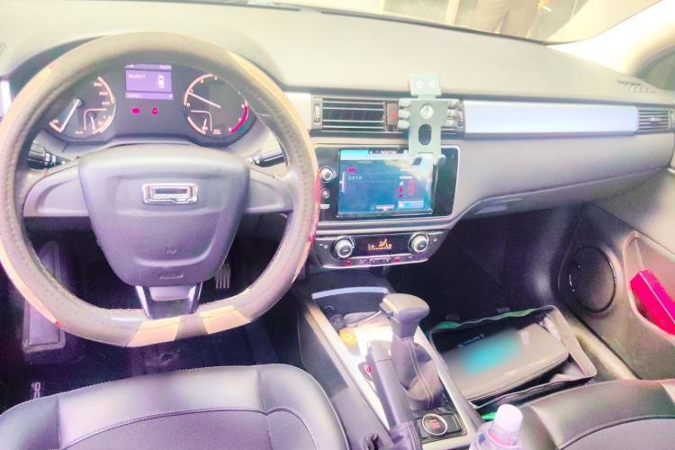 Used Qoros 3 2014 Sedan 1.6L Automatic Zhiyue Model Center Console