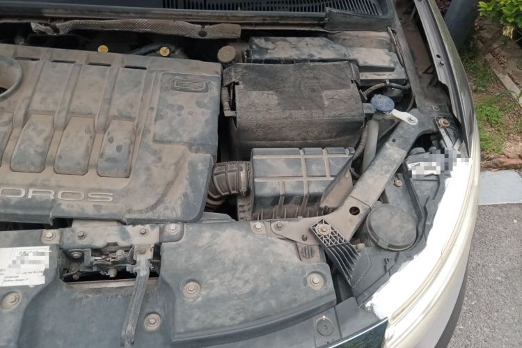 Used Qoros 3 2014 Sedan 1.6L Automatic Zhiyue Model Engine Bay Left