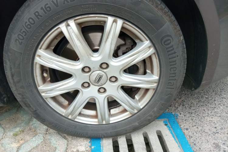 Used Qoros 3 2014 Sedan 1.6L Automatic Zhiyue Model Right Front Wheel Hub
