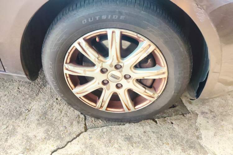 Used Qoros 3 2014 Sedan 1.6L Automatic Zhiyue Model Right Front Wheel Hub