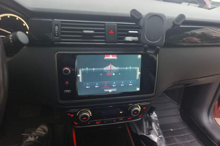 Used Qoros 3 2014 Hatchback 1.6T Automatic ZhiZhen Model Audio And AC Panel