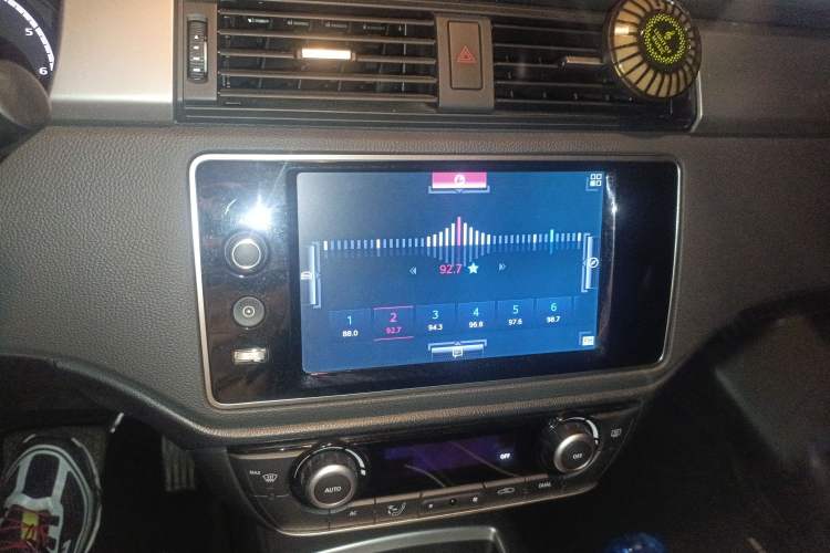 Used Qoros 3 2014 Hatchback 1.6T Automatic Zhiyue Enhanced Model Audio And AC Panel