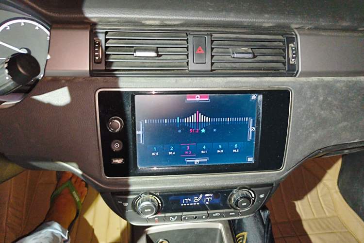 Used Qoros 3 2014 Hatchback 1.6L Automatic Zhiyue Enhanced Model Audio And AC Panel