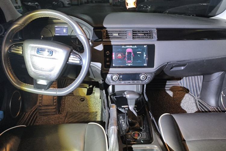 Used Qoros 3 2014 Hatchback 1.6T Automatic ZhiZhen Model Center Console