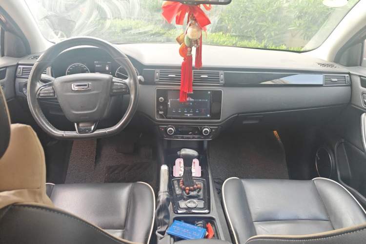 Used Qoros 3 2014 Hatchback 1.6T Automatic ZhiZhen Model Center Console