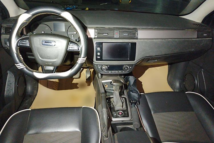 Used Qoros 3 2014 Hatchback 1.6L Automatic Zhiyue Enhanced Model Center Console