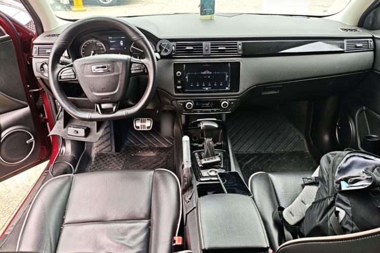 Used Qoros 3 2014 Hatchback 1.6T Automatic ZhiZhen Model Center Console