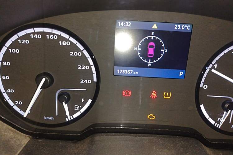 Used Qoros 3 2014 Hatchback 1.6L Automatic Zhiyue Enhanced Model Odometer Close Up