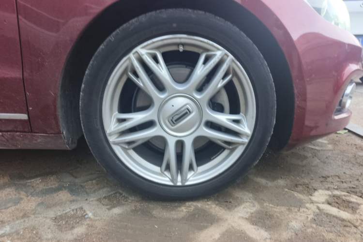 Used Qoros 3 2014 Hatchback 1.6T Automatic ZhiZhen Model Right Front Wheel Hub