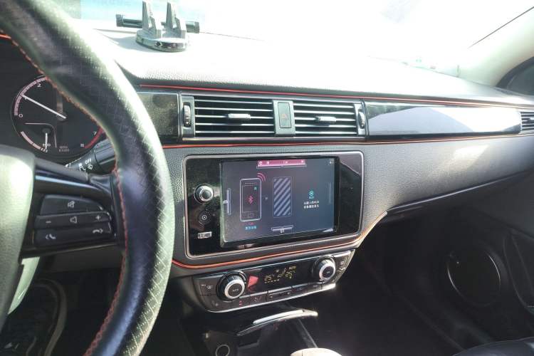 Used Qoros 3 2014 Sedan 1.6T Automatic ZhiZhen Model Audio And AC Panel