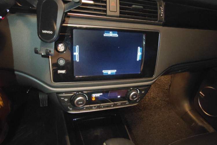 Used Qoros 3 2014 Sedan 1.6T Automatic ZhiZhen Model Audio And AC Panel