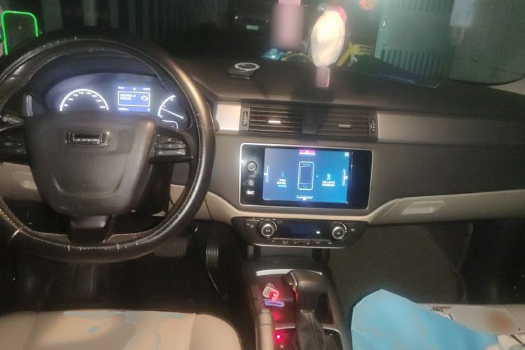Used Qoros 3 2014 Hatchback 1.6L Automatic Zhiyue Model Center Console