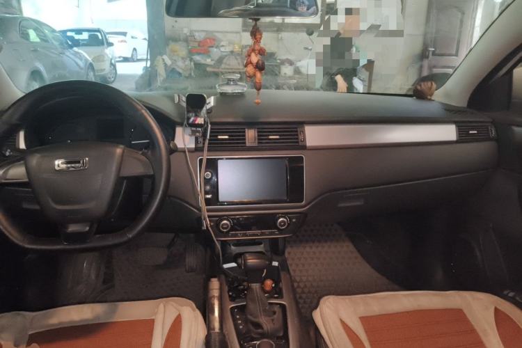 Used Qoros 3 2014 Sedan 1.6L Automatic Zhiyue Model Center Console
