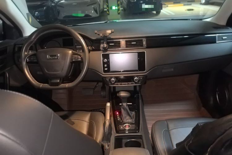 Used Qoros 3 2014 Sedan 1.6T Automatic ZhiZhen Model Center Console
