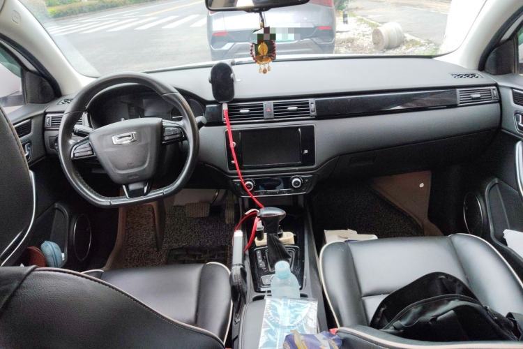 Used Qoros 3 2014 Hatchback 1.6T Automatic ZhiZhen Model Center Console