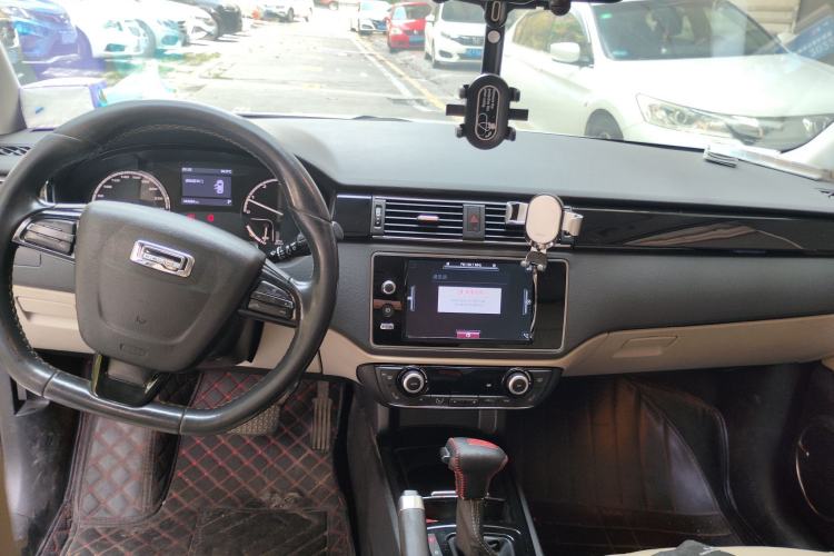 Used Qoros 3 2014 Sedan 1.6T Automatic ZhiZhen Model Center Console