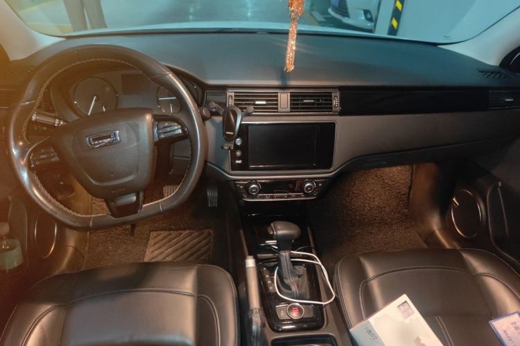Used Qoros 3 2014 Sedan 1.6T Automatic ZhiZhen Model Center Console