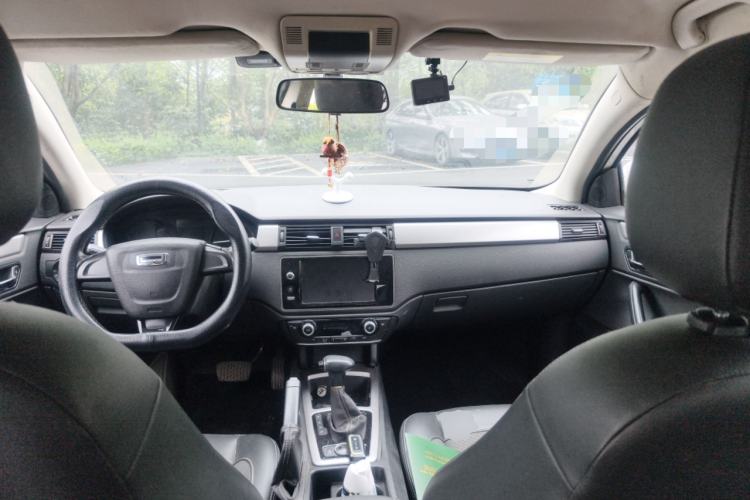 Used Qoros 3 2014 Sedan 1.6L Automatic Zhiyue Model Center Console