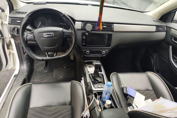 Used Qoros 3 2014 Hatchback 1.6L Automatic Zhiyue Enhanced Model Center Console