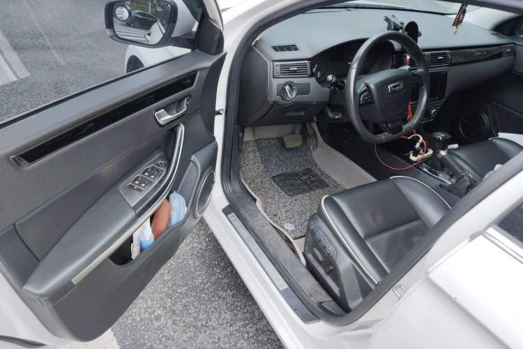 Used Qoros 3 2014 Hatchback 1.6T Automatic ZhiZhen Model Driver Seat