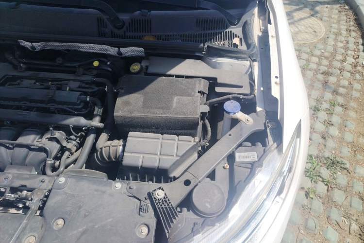 Used Qoros 3 2014 Sedan 1.6L Automatic Zhiyue Model Engine Bay Left