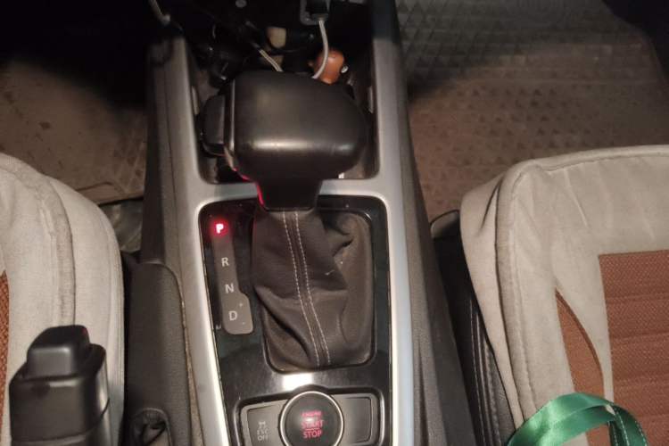 Used Qoros 3 2014 Sedan 1.6L Automatic Zhiyue Model Gear Lever