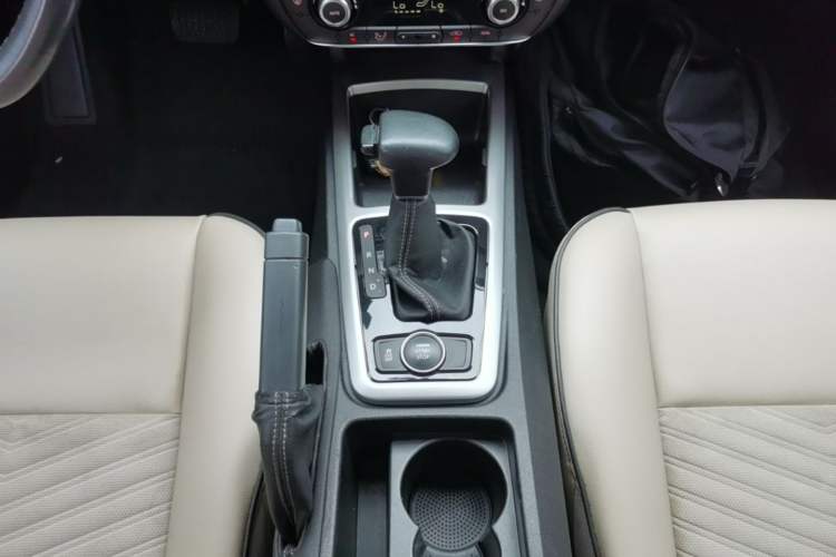 Used Qoros 3 2014 Hatchback 1.6T Automatic Zhiyue Enhanced Model Gear Lever