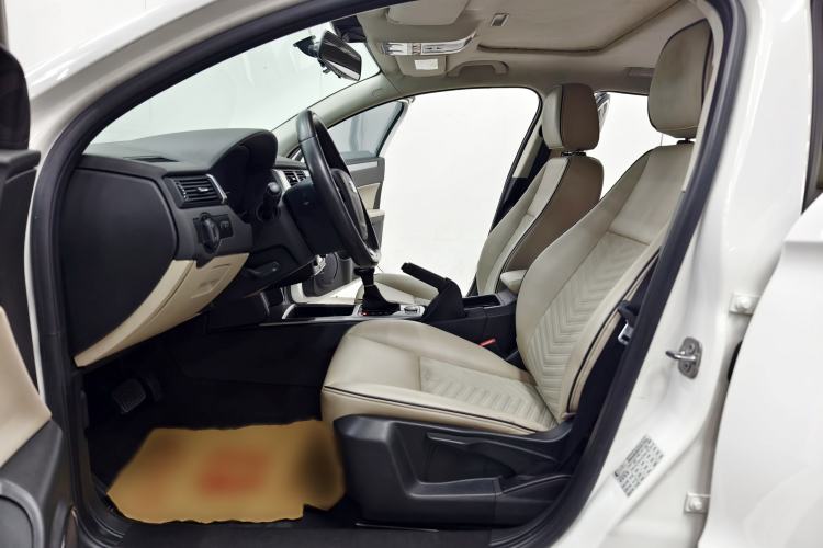 Used Qoros 3 2014 Hatchback 1.6T Automatic Zhiyue Enhanced Model Interior 4