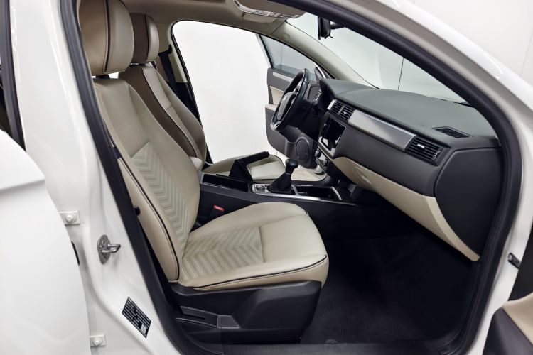 Used Qoros 3 2014 Hatchback 1.6T Automatic Zhiyue Enhanced Model Interior 6