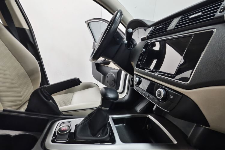 Used Qoros 3 2014 Hatchback 1.6T Automatic Zhiyue Enhanced Model Interior 7