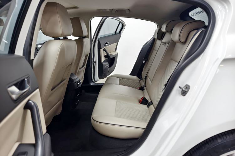 Used Qoros 3 2014 Hatchback 1.6T Automatic Zhiyue Enhanced Model Interior 9