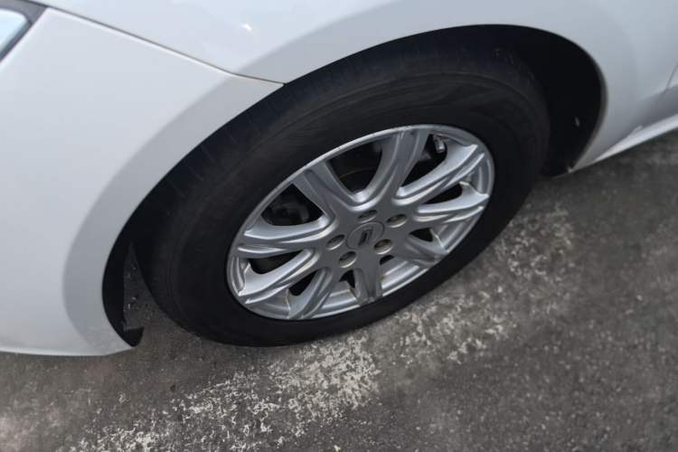 Used Qoros 3 2014 Sedan 1.6L Automatic Zhiyue Enhanced Model Left Front Wheel Hub