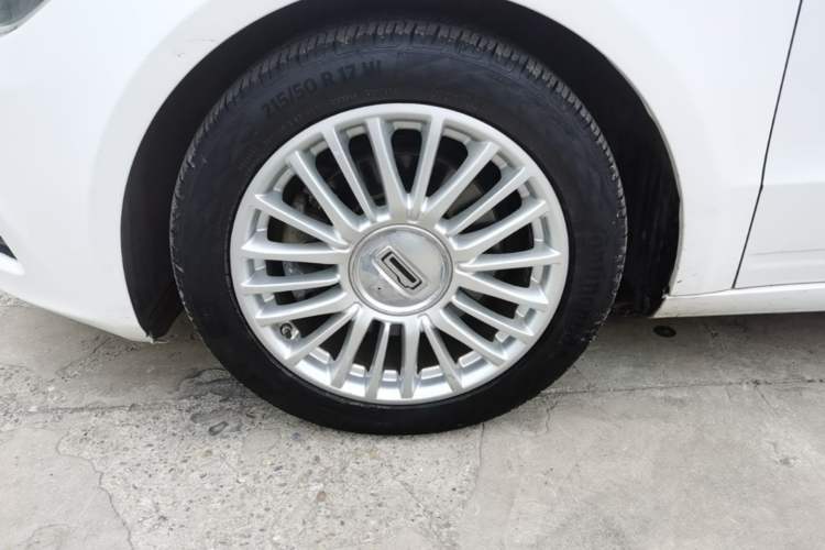 Used Qoros 3 2014 Hatchback 1.6T Automatic Zhiyue Enhanced Model Left Front Wheel Hub