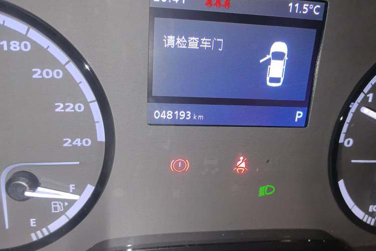 Used Qoros 3 2014 Sedan 1.6T Automatic ZhiZhen Model Odometer Close Up
