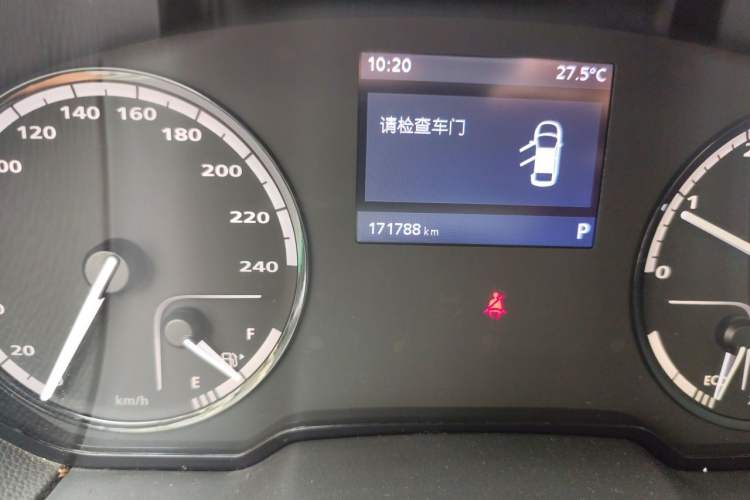 Used Qoros 3 2014 Hatchback 1.6L Automatic Zhiyue Enhanced Model Odometer Close Up