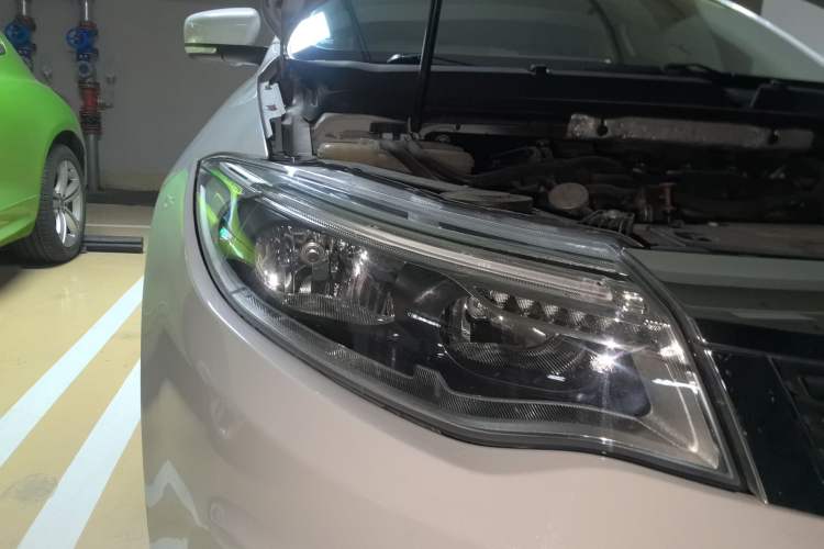 Used Qoros 3 2014 Sedan 1.6T Automatic ZhiZhen Model Right Front Headlight