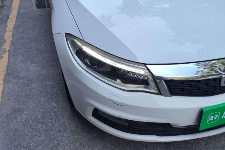 Used Qoros 3 2014 Sedan 1.6T Automatic ZhiZhen Model Right Front Headlight