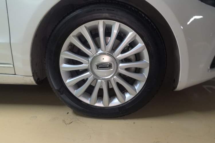 Used Qoros 3 2014 Sedan 1.6T Automatic ZhiZhen Model Right Front Wheel Hub