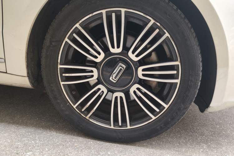 Used Qoros 3 2014 Sedan 1.6T Automatic ZhiZhen Model Right Front Wheel Hub