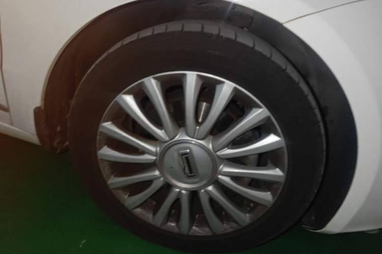 Used Qoros 3 2014 Sedan 1.6T Automatic ZhiZhen Model Right Front Wheel Hub
