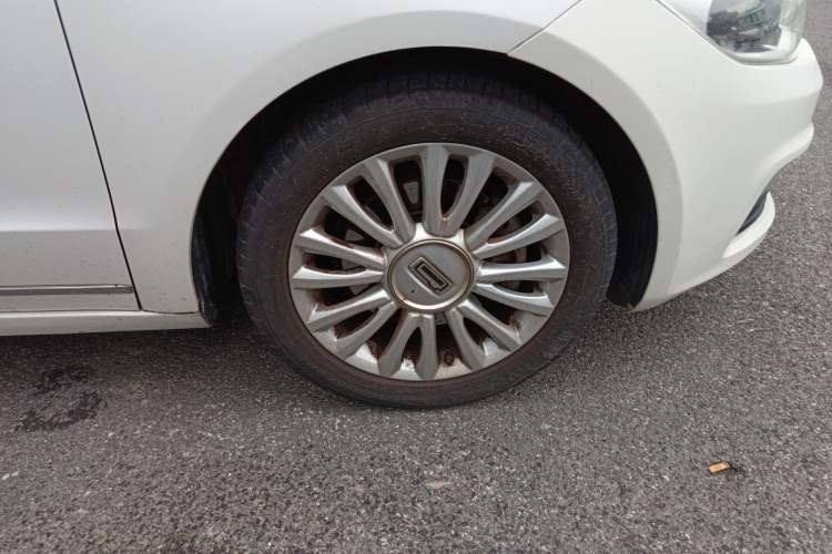 Used Qoros 3 2014 Sedan 1.6T Automatic ZhiZhen Model Right Front Wheel Hub