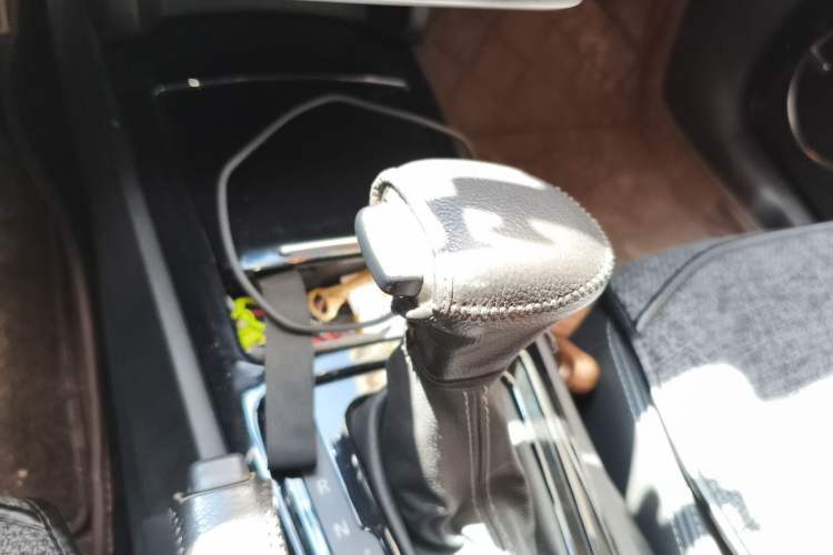 Used Qoros 3 2015 Sedan 1.6T Automatic ZhiZhen Enhanced Model Gear Lever