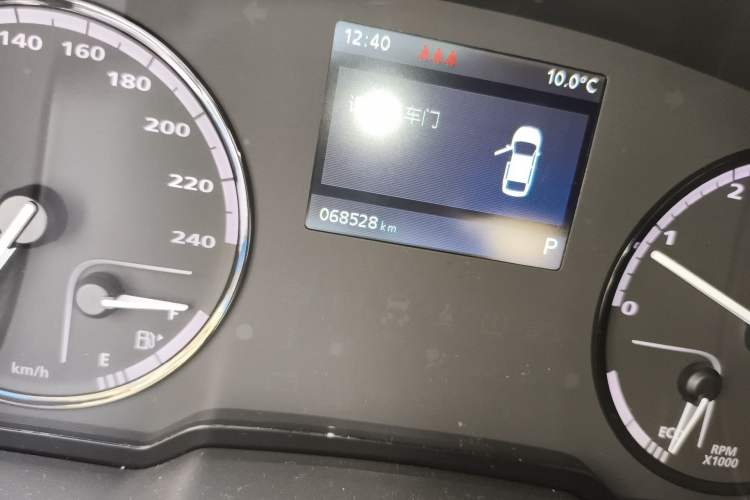 Used Qoros 3 2015 Sedan 1.6T Automatic ZhiZhen Enhanced Model Odometer Close Up