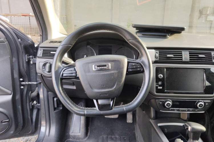 Used Qoros 3 2015 Hatchback 1.6L Automatic ZhiNeng Model Steering Wheel