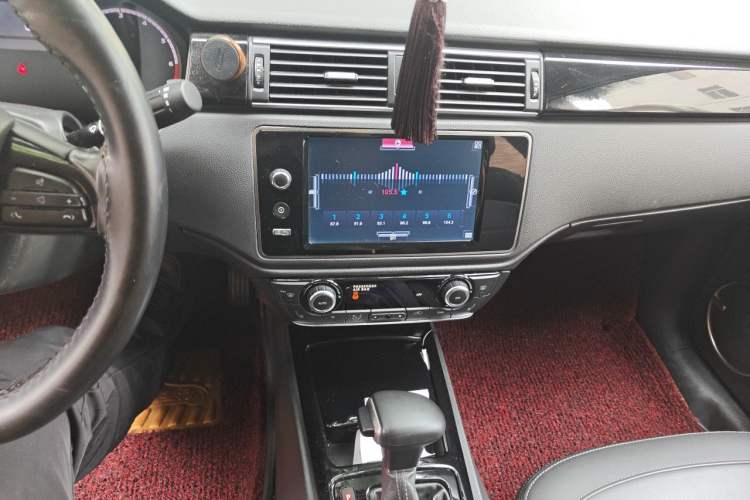 Used Qoros 3 2015 Urban SUV 1.6T Automatic Xuan Dong Party Edition Audio And AC Panel